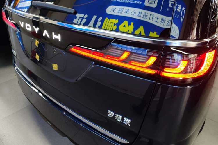 Used VOYAH Dream 2025 PHEV Four-Wheel-Drive Flagship Kunpeng Edition Right Rear Taillight