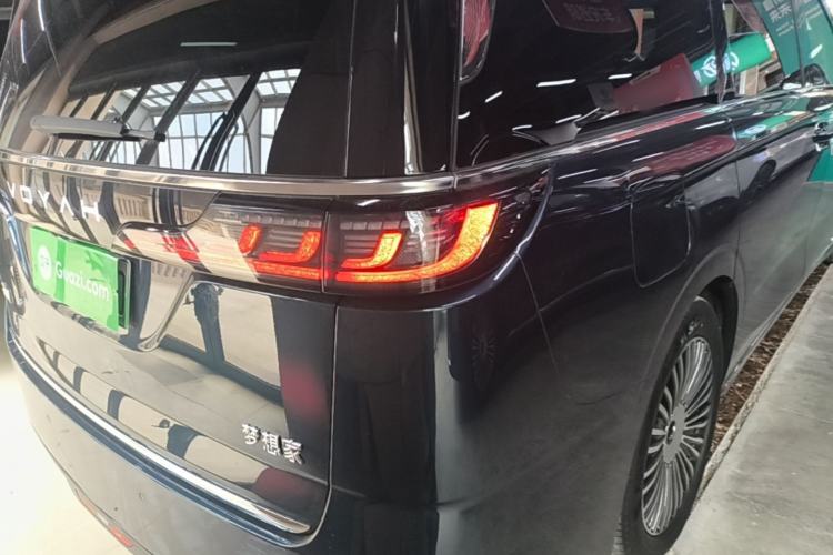 Used VOYAH Dream 2025 PHEV Four-Wheel-Drive Flagship Kunpeng Edition Right Rear Taillight