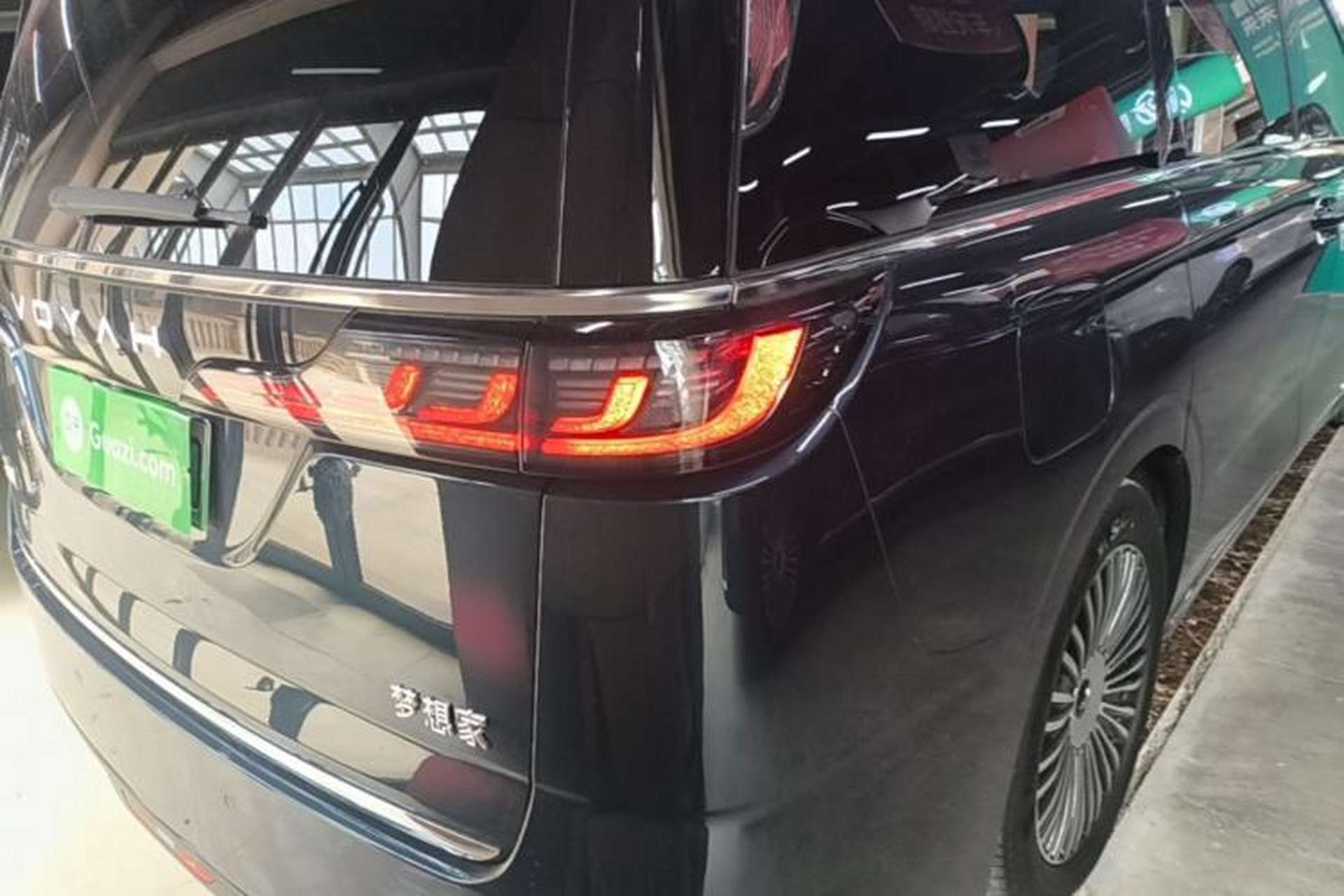 Used VOYAH Dream 2025 PHEV Four-Wheel-Drive Flagship Kunpeng Edition Right Rear Taillight