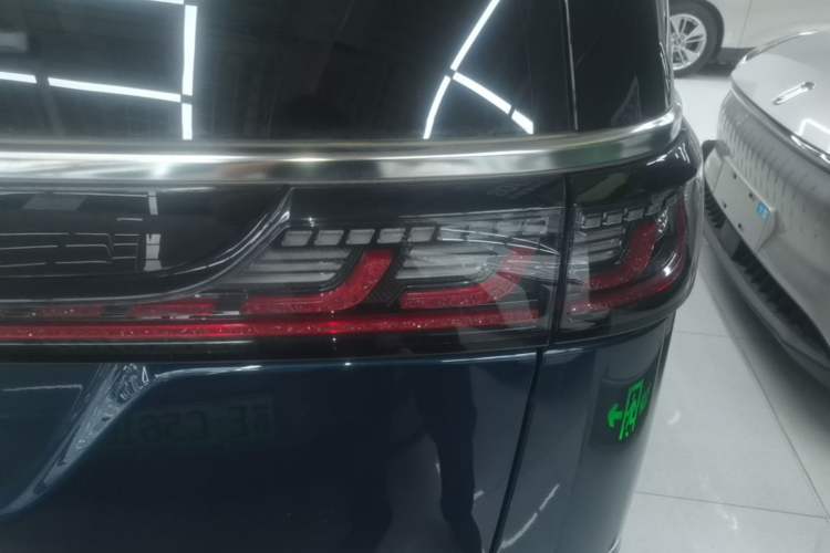 Used VOYAH Dream 2025 PHEV Four-Wheel-Drive Flagship Kunpeng Edition Right Rear Taillight