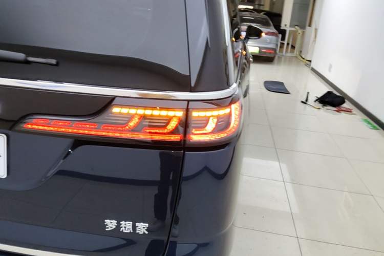 Used VOYAH Dream 2025 PHEV Four-Wheel Drive Excellence Kunpeng Edition Right Rear Taillight