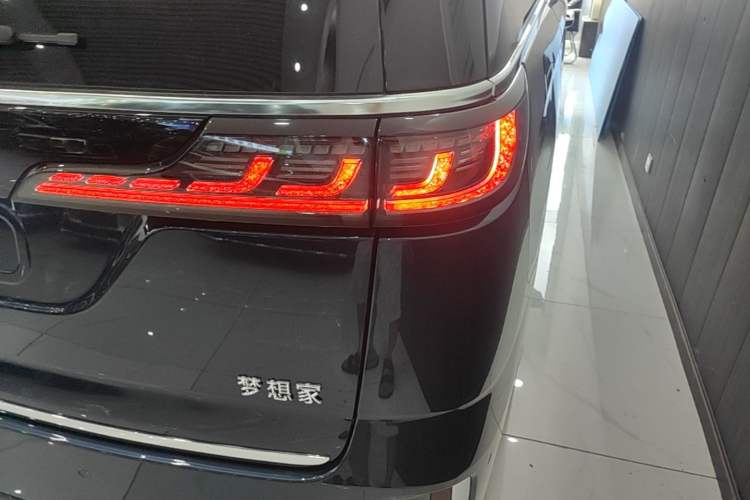 Used VOYAH Dream 2025 PHEV Four-Wheel-Drive Flagship Kunpeng Edition Right Rear Taillight