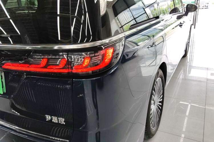 Used VOYAH Dream 2025 PHEV Four-Wheel-Drive Flagship Kunpeng Edition Right Rear Taillight