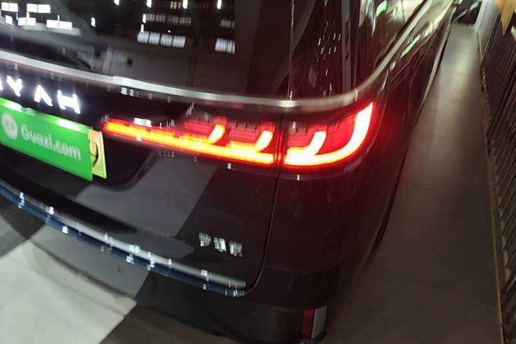 Used VOYAH Dream 2025 PHEV Four-Wheel-Drive Flagship Kunpeng Edition Right Rear Taillight