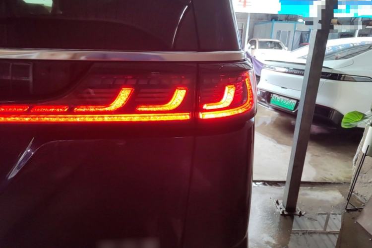 Used VOYAH Dream 2025 PHEV Four-Wheel-Drive Flagship Kunpeng Edition Right Rear Taillight