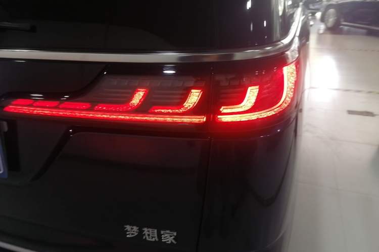 Used VOYAH Dream 2025 PHEV Four-Wheel-Drive Flagship Kunpeng Edition Right Rear Taillight