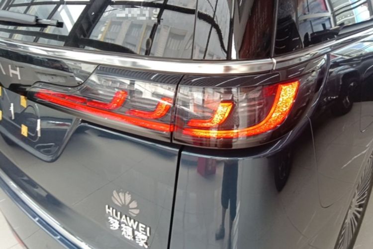 Used VOYAH Dream 2025 PHEV Four-Wheel-Drive Flagship Kunpeng Edition Right Rear Taillight