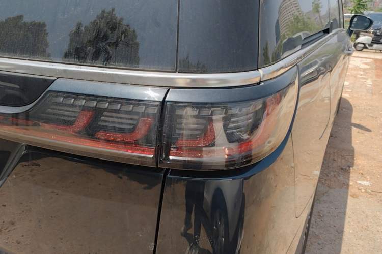 Used VOYAH Dream 2025 PHEV Four-Wheel-Drive Flagship Kunpeng Edition Right Rear Taillight