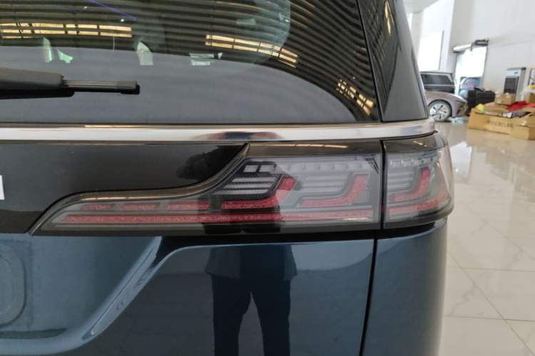 Used VOYAH Dream 2025 PHEV Four-Wheel-Drive Flagship Kunpeng Edition Right Rear Taillight