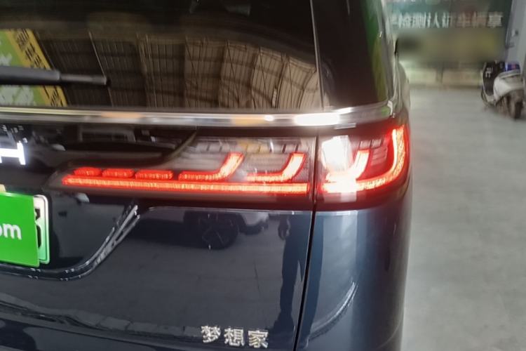 Used VOYAH Dream 2025 PHEV Four-Wheel-Drive Flagship Kunpeng Edition Right Rear Taillight