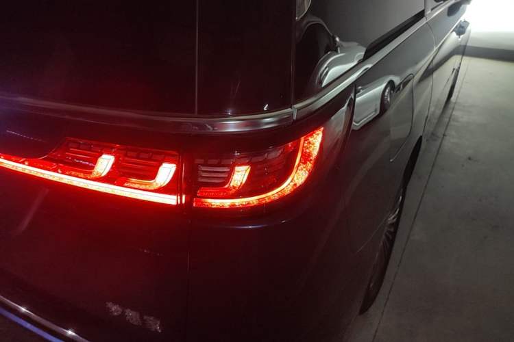Used VOYAH Dream 2025 PHEV Four-Wheel-Drive Flagship Kunpeng Edition Right Rear Taillight