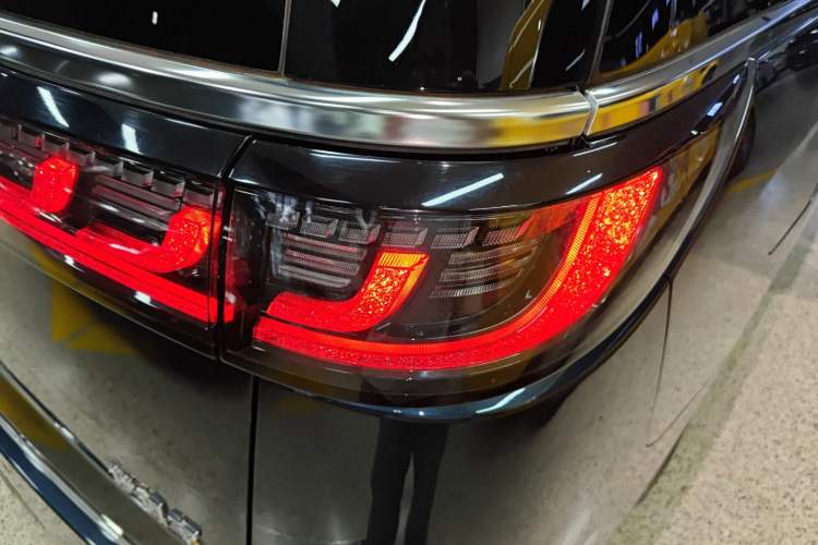 Used VOYAH Dream 2025 PHEV Four-Wheel-Drive Flagship Kunpeng Edition Right Rear Taillight