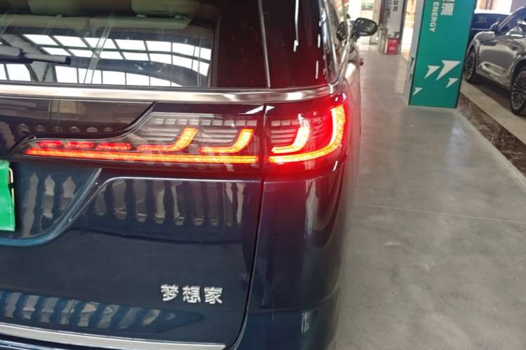 Used VOYAH Dream 2025 PHEV Four-Wheel Drive Prestige Kunpeng Edition Right Rear Taillight