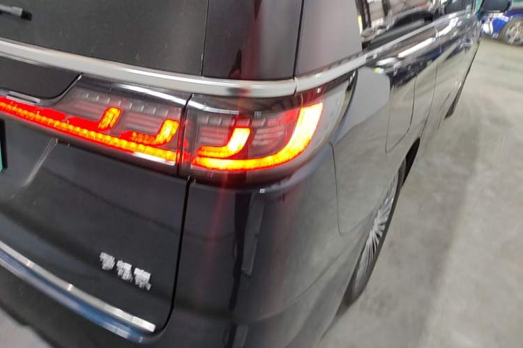 Used VOYAH Dream 2025 PHEV Four-Wheel-Drive Flagship Kunpeng Edition Right Rear Taillight