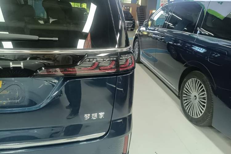 Used VOYAH Dream 2025 PHEV Four-Wheel-Drive Flagship Kunpeng Edition Right Rear Taillight