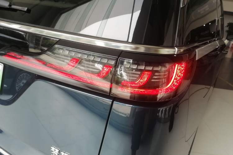 Used VOYAH Dream 2025 PHEV Four-Wheel-Drive Flagship Version – Qiankun Edition Right Rear Taillight