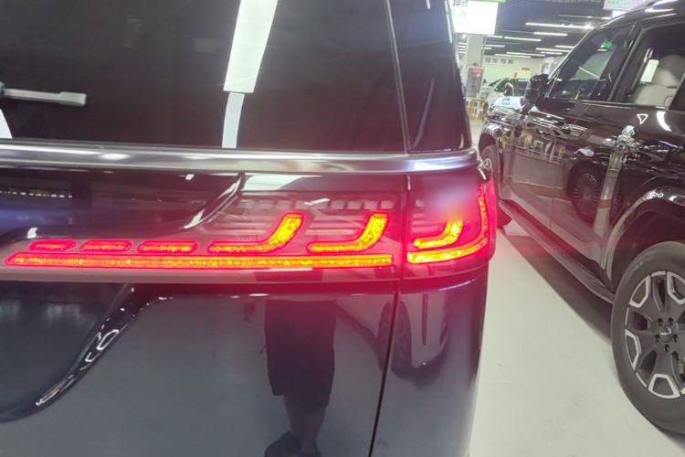 Used VOYAH Dream 2025 PHEV Four-Wheel Drive Prestige Kunpeng Edition Right Rear Taillight