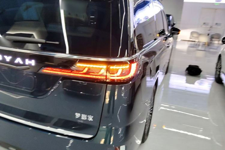 Used VOYAH Dream 2025 PHEV Four-Wheel-Drive Flagship Kunpeng Edition Right Rear Taillight