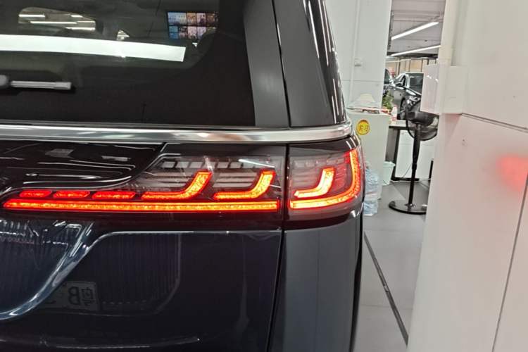 Used VOYAH Dream 2025 PHEV Four-Wheel-Drive Flagship Kunpeng Edition Right Rear Taillight