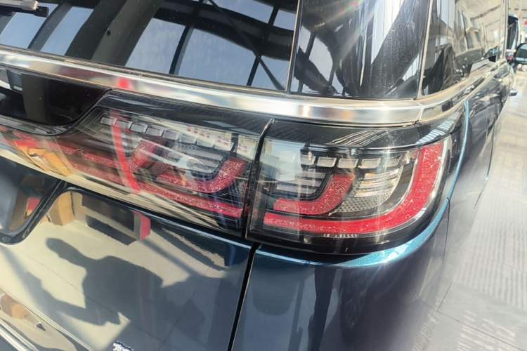 Used VOYAH Dream 2025 PHEV Four-Wheel-Drive Flagship Kunpeng Edition Right Rear Taillight