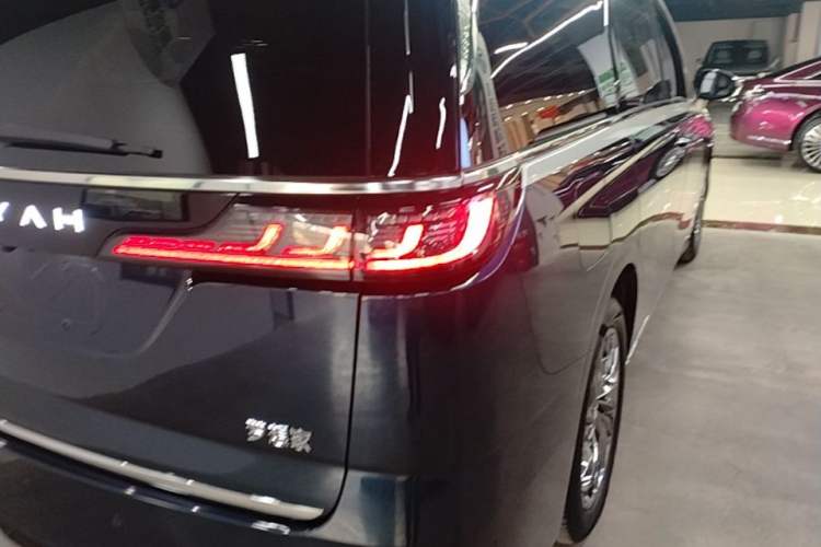 Used VOYAH Dream 2025 EV Four-Wheel Drive Flagship Kunpeng Edition Right Rear Taillight