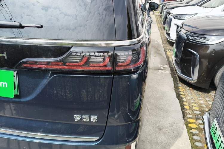 Used VOYAH Dream 2025 PHEV Four-Wheel-Drive Flagship Kunpeng Edition Right Rear Taillight