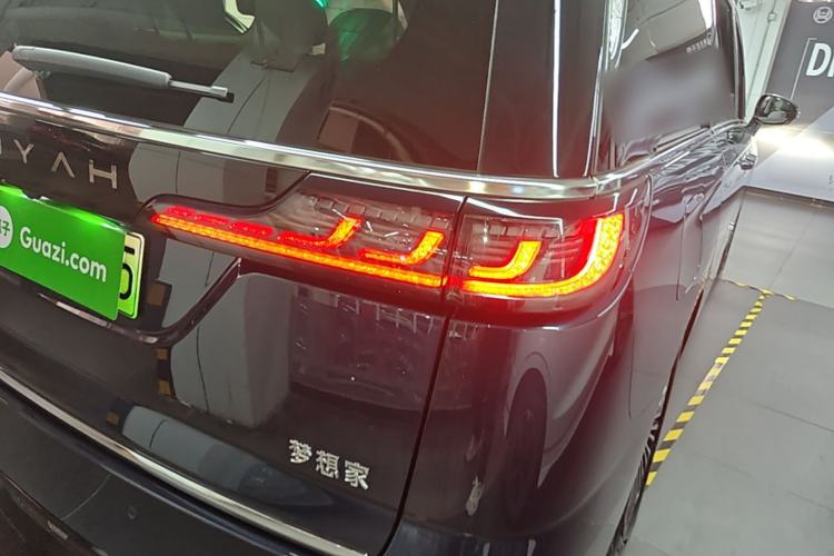 Used VOYAH Dream 2025 PHEV Four-Wheel-Drive Flagship Kunpeng Edition Right Rear Taillight