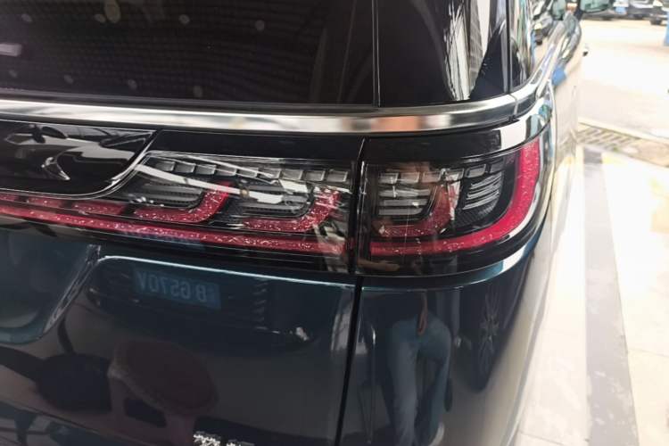 Used VOYAH Dream 2025 PHEV Four-Wheel-Drive Flagship Version – Qiankun Edition Right Rear Taillight