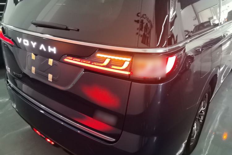 Used VOYAH Dream 2025 EV Four-Wheel-Drive Flagship Qiankun Version Right Rear Taillight