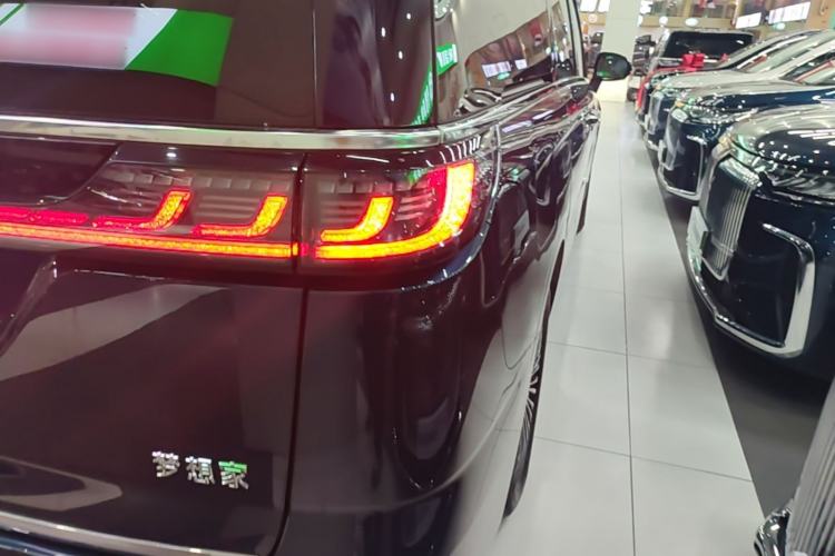 Used VOYAH Dream 2025 PHEV Four-Wheel-Drive Flagship Kunpeng Edition Right Rear Taillight