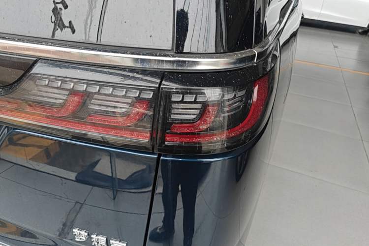 Used VOYAH Dream 2025 PHEV Four-Wheel-Drive Flagship Kunpeng Edition Right Rear Taillight