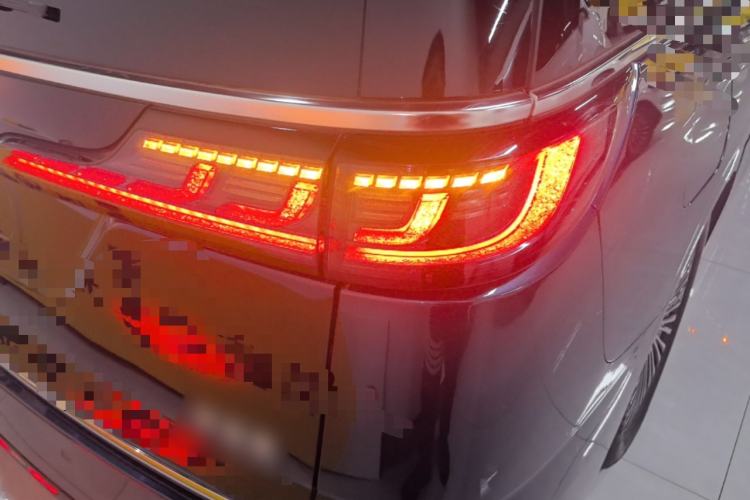 Used VOYAH Dream 2025 PHEV Four-Wheel-Drive Flagship Kunpeng Edition Right Rear Taillight