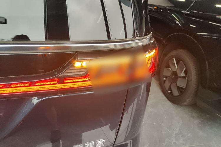 Used VOYAH Dream 2025 PHEV Four-Wheel-Drive Flagship Kunpeng Edition Right Rear Taillight