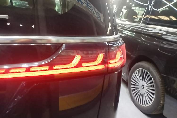Used VOYAH Dream 2025 PHEV Four-Wheel-Drive Flagship Kunpeng Edition Right Rear Taillight