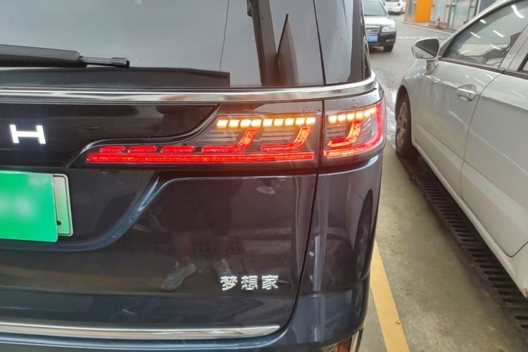 Used VOYAH Dream 2025 PHEV Four-Wheel-Drive Flagship Kunpeng Edition Right Rear Taillight