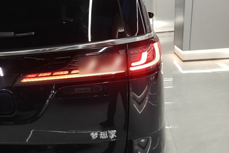 Used VOYAH Dream 2025 PHEV Four-Wheel Drive Excellence Kunpeng Edition Right Rear Taillight