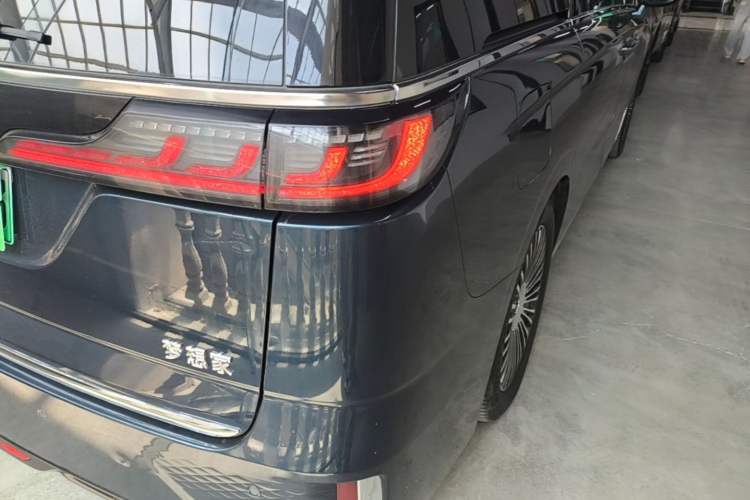 Used VOYAH Dream 2025 PHEV Four-Wheel-Drive Flagship Kunpeng Edition Right Rear Taillight