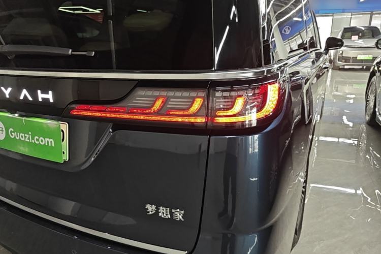Used VOYAH Dream 2025 PHEV Four-Wheel-Drive Flagship Kunpeng Edition Right Rear Taillight