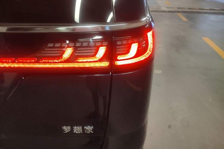 Used VOYAH Dream 2025 PHEV Four-Wheel-Drive Flagship Kunpeng Edition Right Rear Taillight