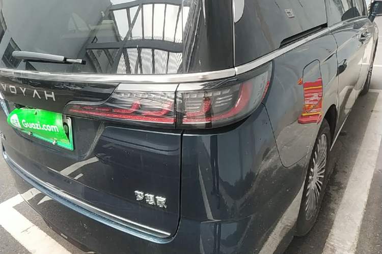Used VOYAH Dream 2025 PHEV Four-Wheel Drive Prestige Kunpeng Edition Right Rear Taillight