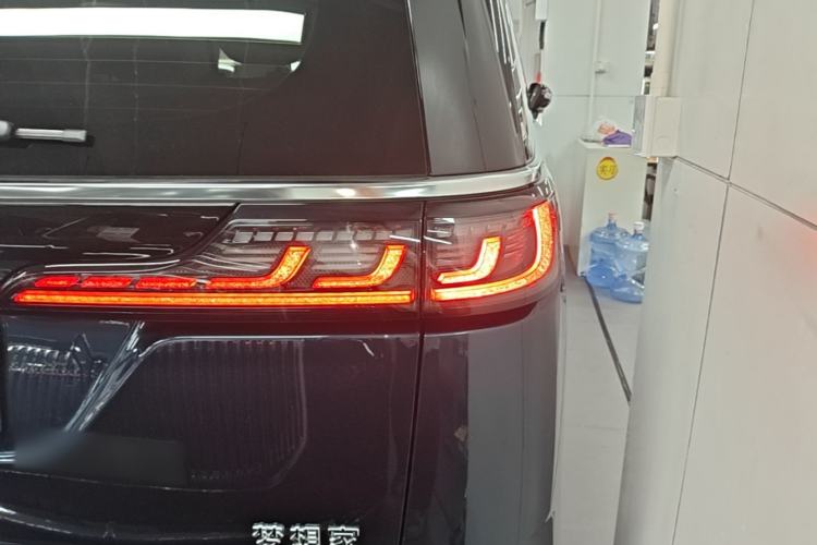 Used VOYAH Dream 2025 PHEV Four-Wheel Drive Prestige Kunpeng Edition Right Rear Taillight