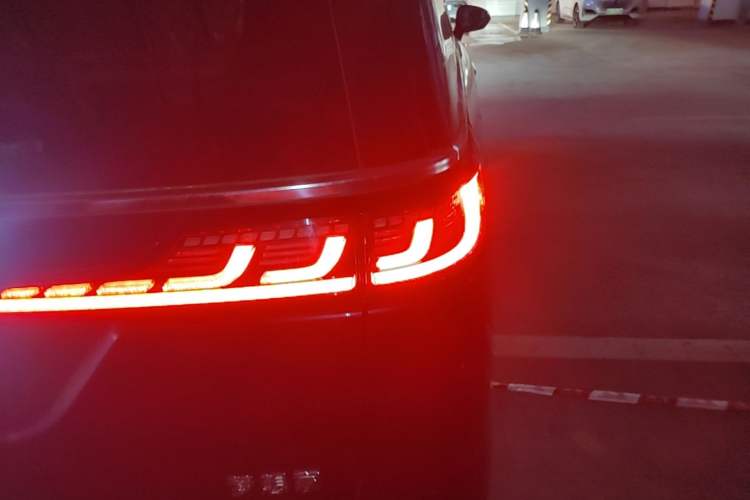 Used VOYAH Dream 2025 PHEV Four-Wheel-Drive Flagship Kunpeng Edition Right Rear Taillight