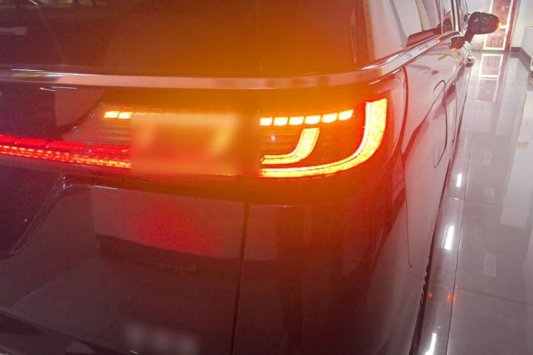 Used VOYAH Dream 2025 PHEV Four-Wheel-Drive Flagship Kunpeng Edition Right Rear Taillight