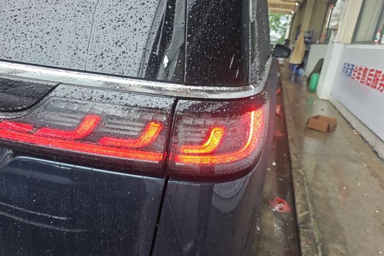 Used VOYAH Dream 2025 PHEV Four-Wheel Drive Excellence Kunpeng Edition Right Rear Taillight