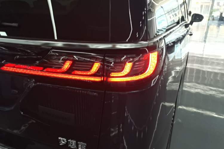 Used VOYAH Dream 2025 PHEV Four-Wheel Drive Prestige Qiankun Edition Right Rear Taillight