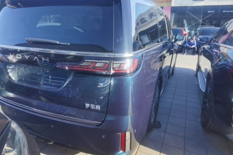 Used VOYAH Dream 2025 PHEV Four-Wheel-Drive Flagship Kunpeng Edition Right Rear Taillight