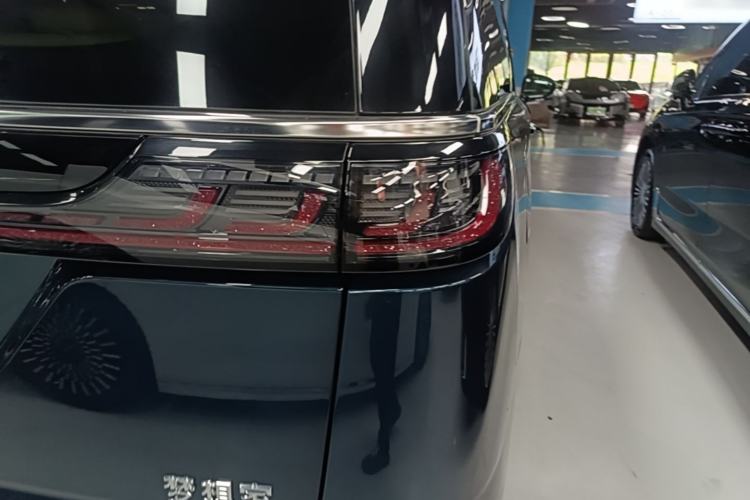 Used VOYAH Dream 2025 PHEV Four-Wheel-Drive Flagship Kunpeng Edition Right Rear Taillight