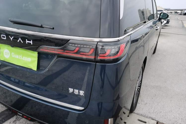 Used VOYAH Dream 2025 PHEV Four-Wheel-Drive Flagship Kunpeng Edition Right Rear Taillight