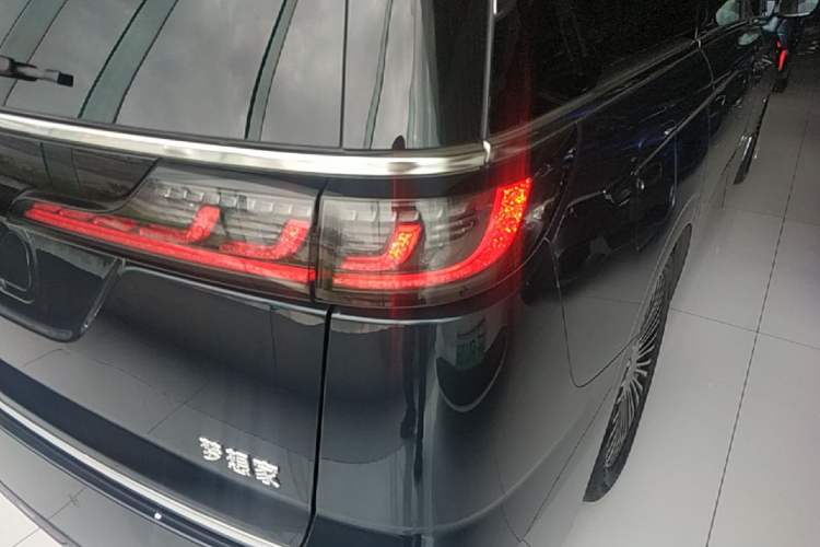 Used VOYAH Dream 2025 PHEV Four-Wheel-Drive Flagship Kunpeng Edition Right Rear Taillight