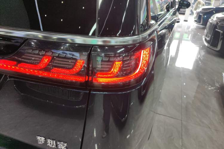 Used VOYAH Dream 2025 PHEV Four-Wheel-Drive Flagship Kunpeng Edition Right Rear Taillight